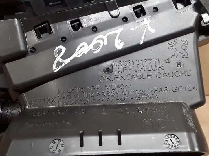 Peugeot 2008 I (2013 - 2019) 9633131777 Боковой воздушный дефлектор — фото 3