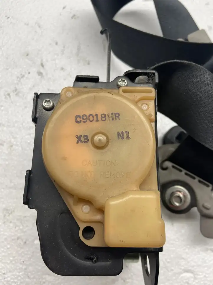 Mitsubishi Grandis (2003 - 2012) C9018HR Передний ремень безопасности — фото 5