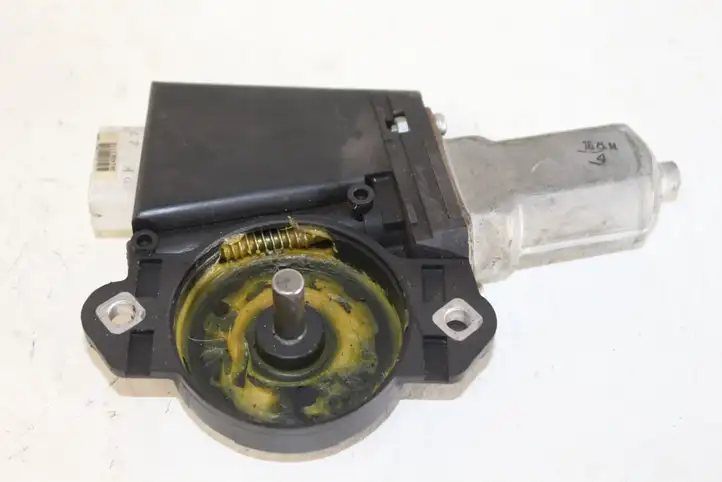 Toyota RAV 4 (XA30) (2006 - 2016) 471701-10040 Мотор привода люка — фото 4