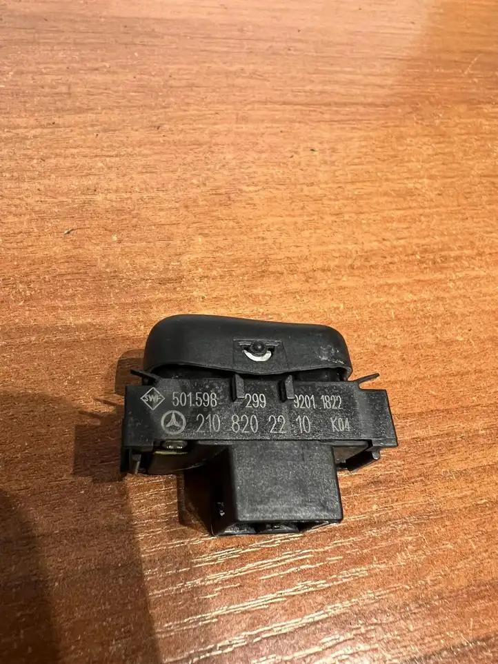 Mercedes-Benz E W210 (1995 - 2002) 2108202210 Кнопка фаркопа в багажнике — фото 3