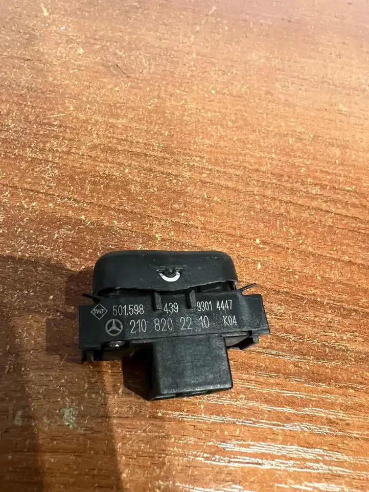 Mercedes-Benz E W210 (1995 - 2002) 2108202210 Кнопка фаркопа в багажнике — фото 3