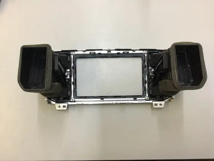Kia Sportage (2016 - 2018) 84740F14200 Центральный воздушный дефлектор — фото 5