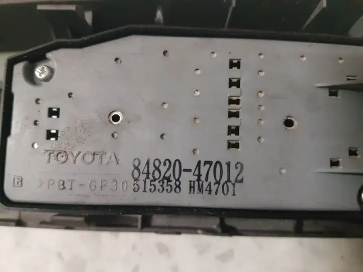 Toyota Prius (XW20) (2003 - 2009) 8482047012 Блок кнопок стеклоподъемников — фото 3