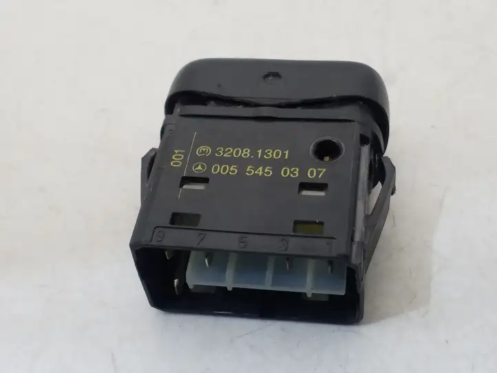 Mercedes-Benz Sprinter W901 W902 W903 W904 (1995 - 2007) 0055450307 Кнопка обогрева стекла — фото 3