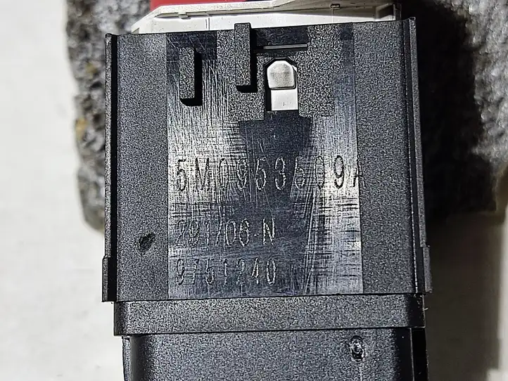 Volkswagen Tiguan (2007 - 2011) 5M0953509A Включатель аварийных фонарей — фото 4