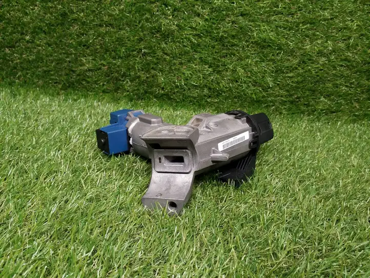 Ford Fiesta (2013 - 2017)  8V513F880DD Замок зажигания