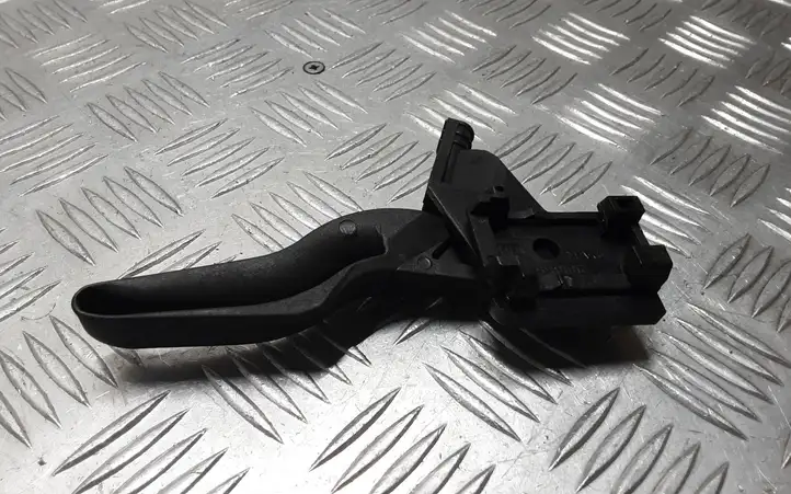 Opel Astra H (2004 - 2009) 218186591 Ручка открытия капота — фото 2