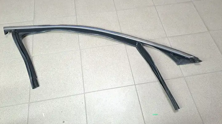 Mercedes-Benz C W205 (2014 - 2021) A2057254600 Накладка стекла передней двери — фото 1