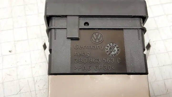 Volkswagen PASSAT B5.5 (2001 - 2005) 3B0963563C Включатель обогрева — фото 3