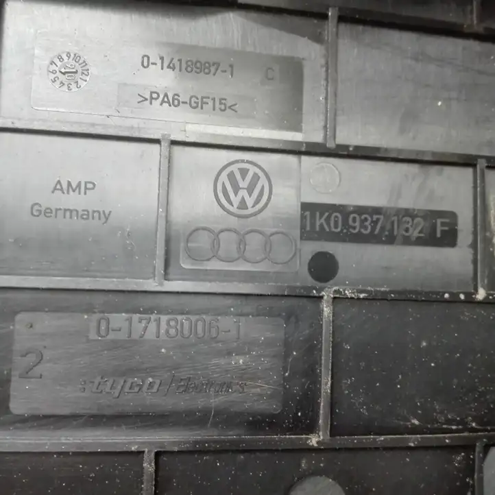 Audi A3/S3 8P (2004 - 2008) 1K0937132F Крышка ящика предохранителей — фото 3