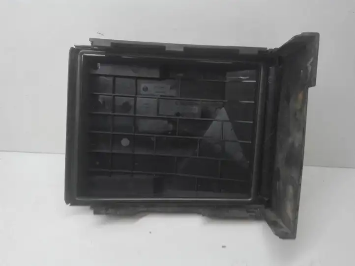 Volkswagen PASSAT B6 (2005 - 2010) 1K0937132F Крышка ящика предохранителей — фото 2