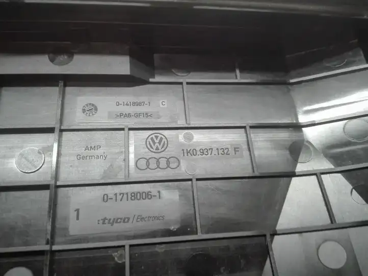 Volkswagen PASSAT B6 (2005 - 2010) 1K0937132F Крышка ящика предохранителей — фото 4