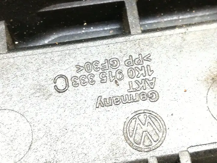 Volkswagen PASSAT B6 (2005 - 2010) 1K0915333C Площадка аккумулятора — фото 5