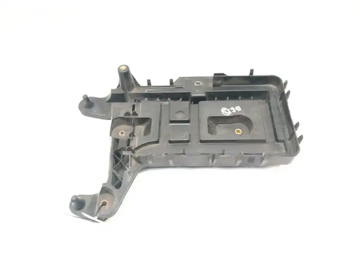 Volkswagen PASSAT B6 (2005 - 2010) 1K0915333C Площадка аккумулятора — фото 3