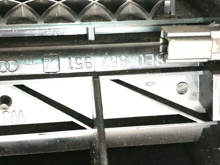 Audi A4 S4 B6 8E 8H (2000 - 2006) 8E0857951H Передняя пепельница — фото 5