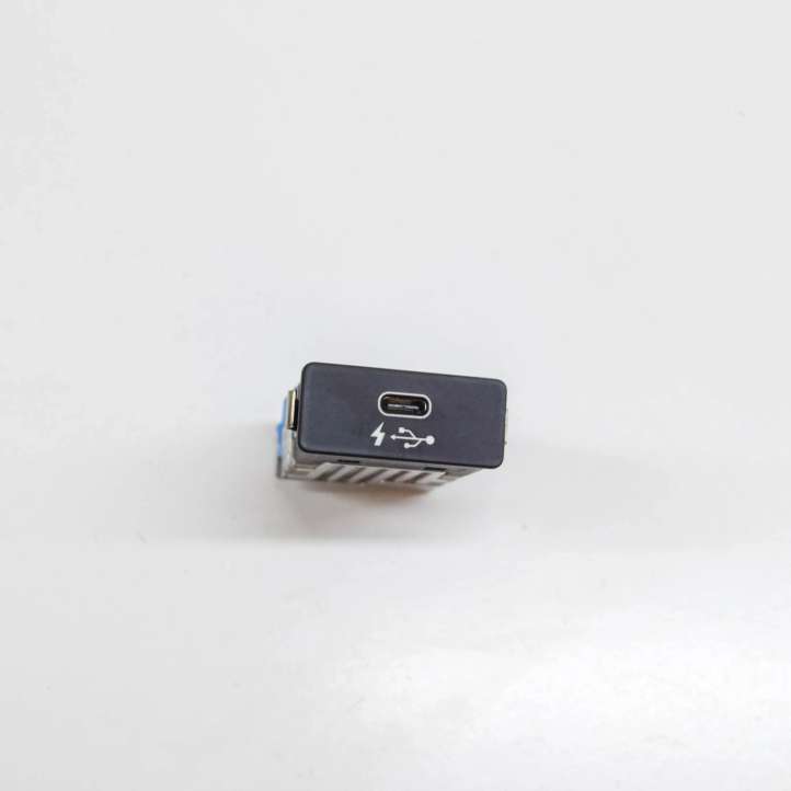 8711939 BMW 3 G20 G21 USB jungtis