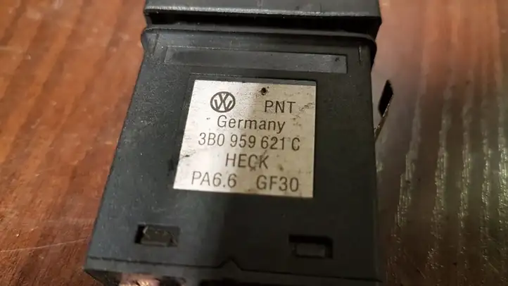 Volkswagen PASSAT B5 (1997 - 2000)  3B0959621C Включатель обогрева стекла с помощью электричества