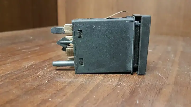 Volkswagen PASSAT B5 (1997 - 2000)  3B0959621C Включатель обогрева стекла с помощью электричества