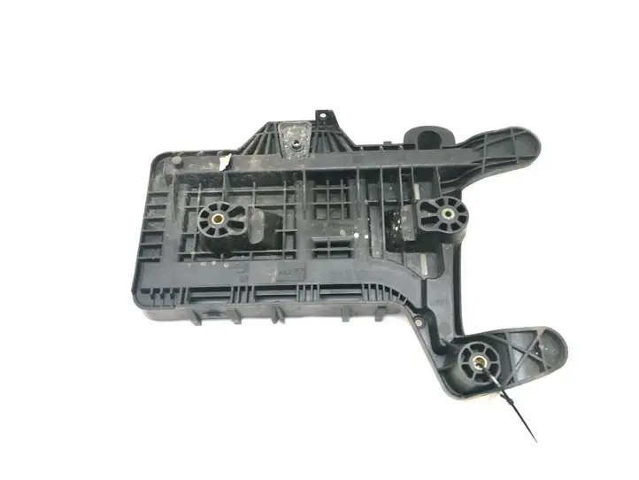 Volkswagen PASSAT B6 (2005 - 2010) 1K0915333C Площадка аккумулятора — фото 3