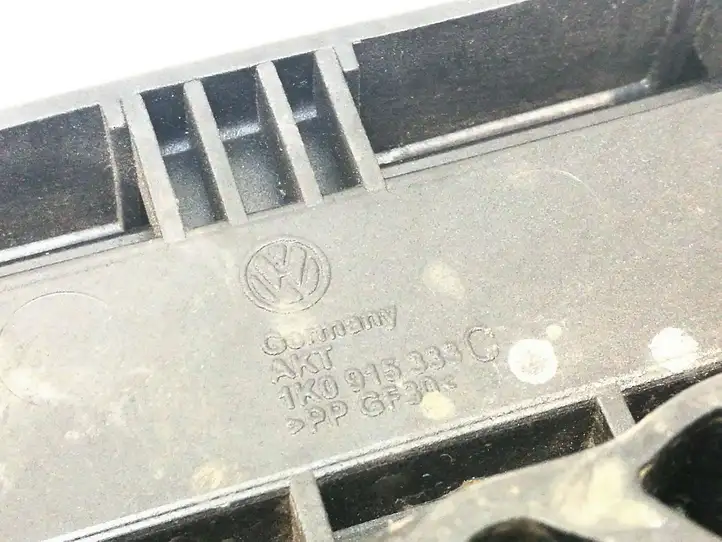Volkswagen PASSAT B6 (2005 - 2010) 1K0915333C Площадка аккумулятора — фото 4
