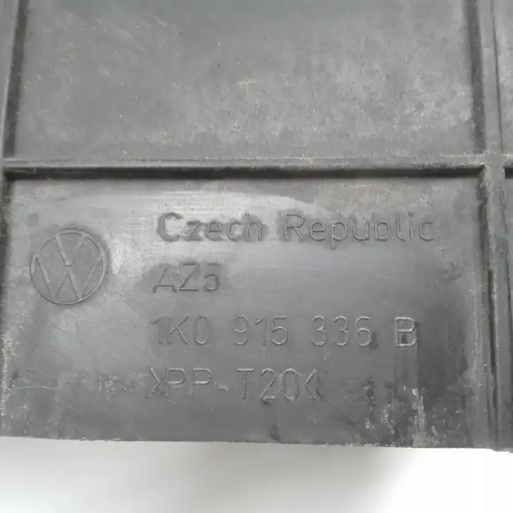 Volkswagen Golf V (2003 - 2009) 1K0915336B Крышка ящика аккумулятора — фото 3