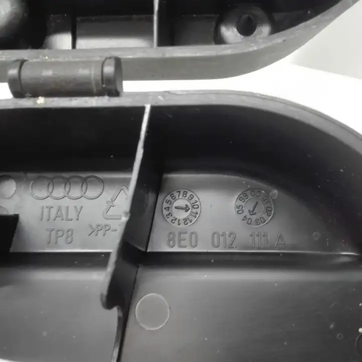 Audi A4 (2004 - 2009)  8E0012111A Ящик для инструментов