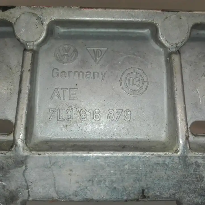 Volkswagen Touareg I (2002 - 2010) 7L0616879 Кронштейн пневмокомпрессора — фото 3