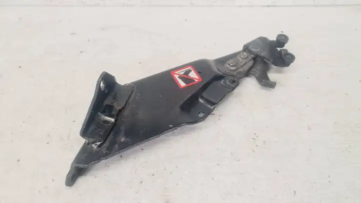 Mazda 5 (2005 - 2010) Нижняя направляющая раздвижной двери — фото 4