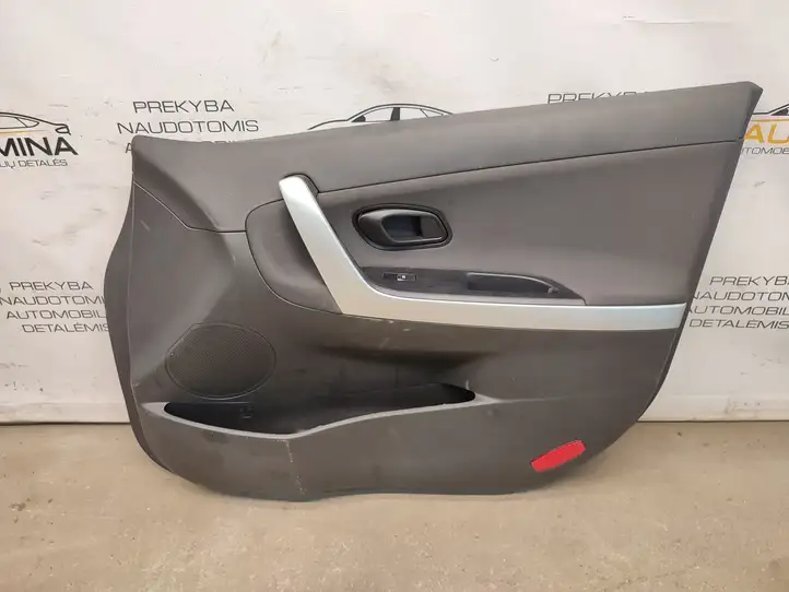 Kia Ceed (2015 - 2018) Обшивка передней двери — фото 1