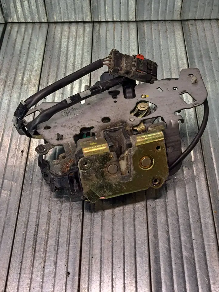 Chrysler Voyager (2004 - 2007) 800786 Замок раздвижной двери — фото 1