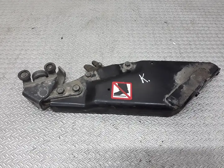 Mazda 5 (2005 - 2010)   Нижняя направляющая ролика / нижняя петля