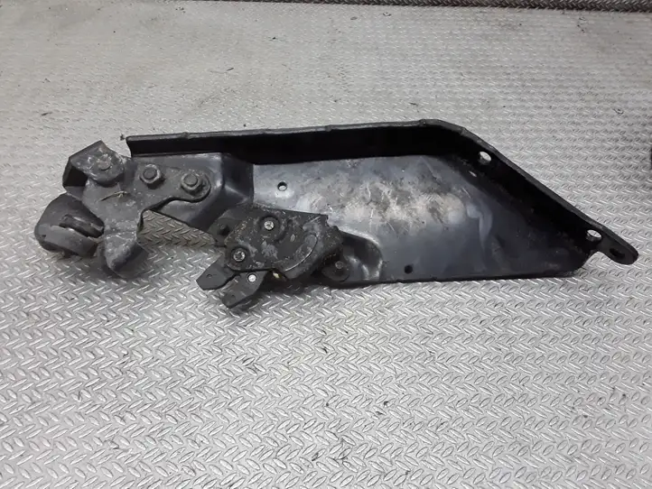 Mazda 5 (2005 - 2010)   Нижняя направляющая ролика / нижняя петля