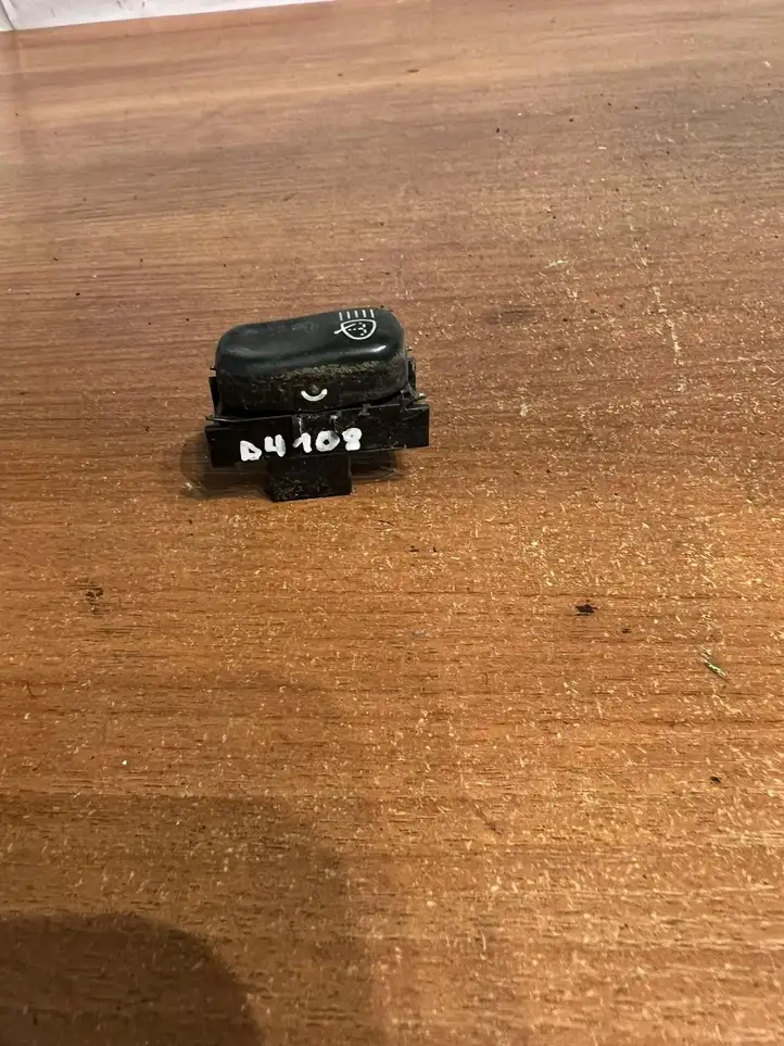 Mercedes-Benz E W210 (1995 - 2002) 2108202210 Кнопка фаркопа в багажнике — фото 1