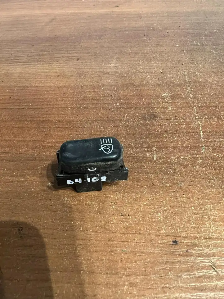 Mercedes-Benz E W210 (1995 - 2002) 2108202210 Кнопка фаркопа в багажнике — фото 2