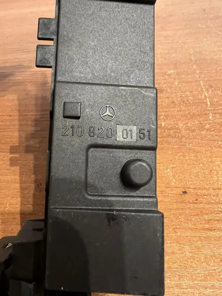 Mercedes-Benz E W210 (1995 - 2002) 2108200151 Кнопка фаркопа в багажнике — фото 2