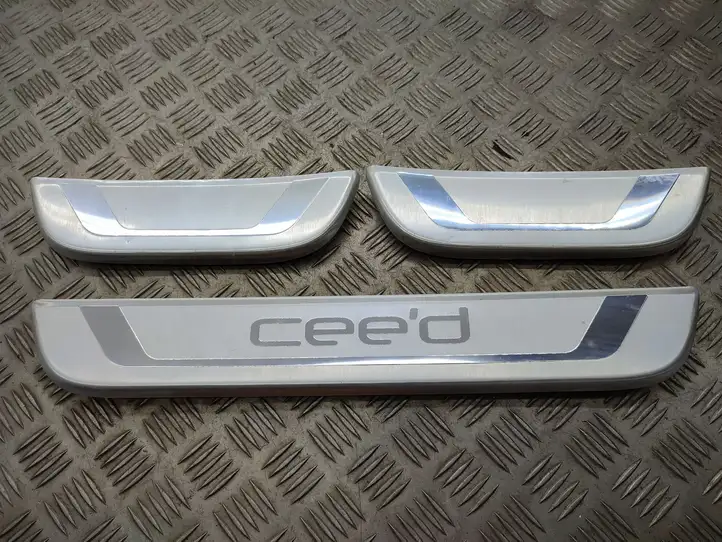 Kia Ceed (2015 - 2018) Внутренняя отделка переднего порога — фото 1