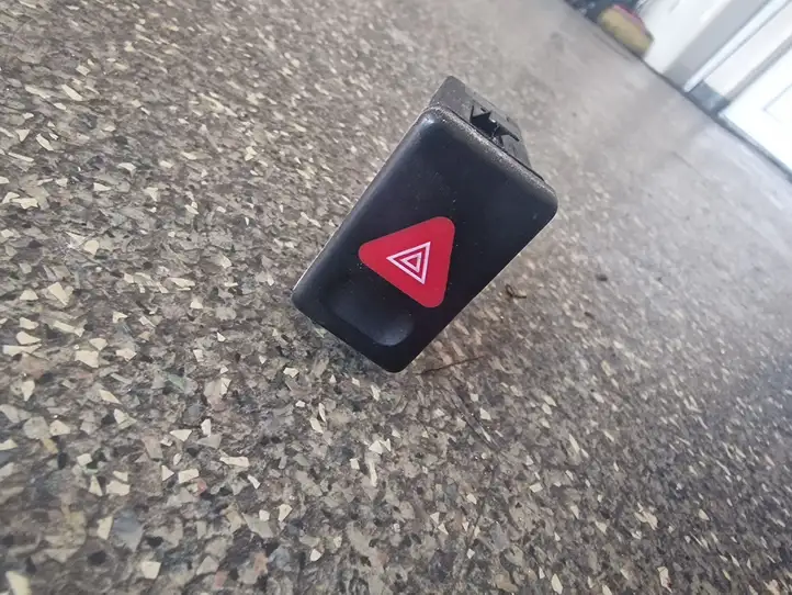 Ford Galaxy (2000 - 2006)   Включатель аварийных фонарей