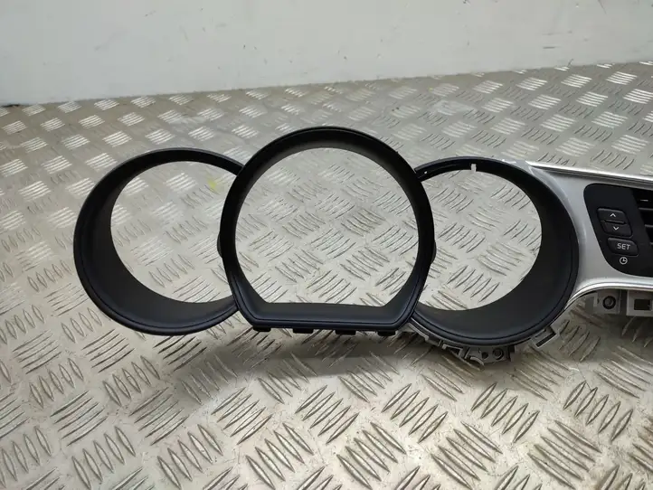 Kia Ceed (2015 - 2018) Центральный воздушный дефлектор — фото 3