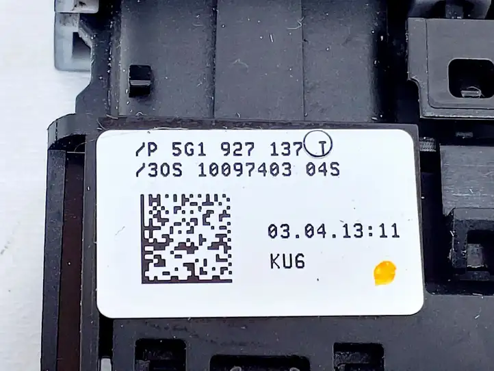 Volkswagen Golf VII (2013 - 2019) 5G1927137 Кнопка фаркопа в багажнике — фото 3