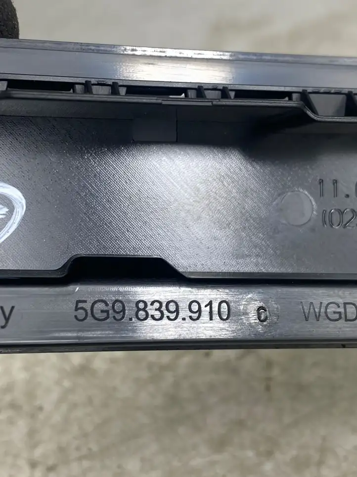 Volkswagen Golf VII (2013 - 2019) 5G9839910 Накладка стекла задней двери — фото 5