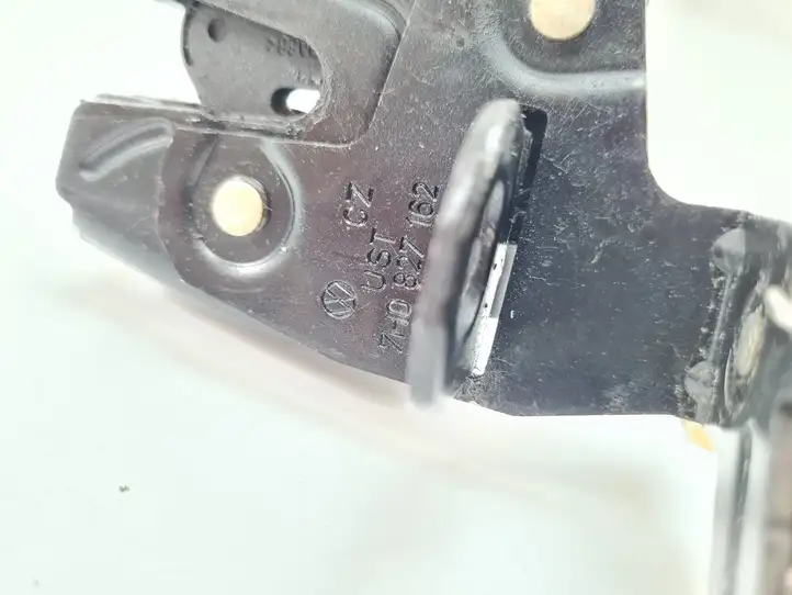 Volkswagen Caddy (2004 - 2010)   Замок багажника