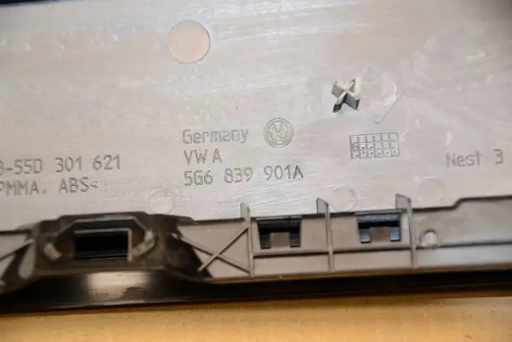 Volkswagen Golf VII (2013 - 2019) 5G6839901A Накладка стекла задней двери — фото 4