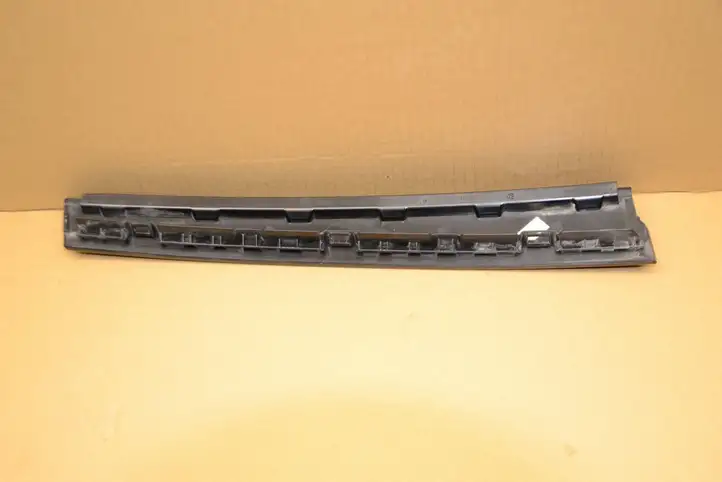 Volkswagen Golf VII (2013 - 2019) 5G9839909B Накладка стекла задней двери — фото 2