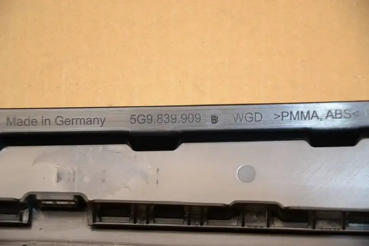 Volkswagen Golf VII (2013 - 2019) 5G9839909B Накладка стекла задней двери — фото 3