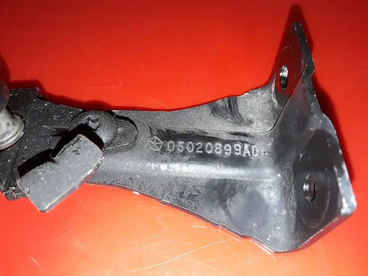 Chrysler Voyager (2010 - 2016)  05020899AD Верхняя направляющая ролика / верхняя петля