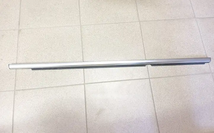 Volkswagen Tiguan (2011 - 2016) 5N0839475F Накладка стекла задней двери — фото 1