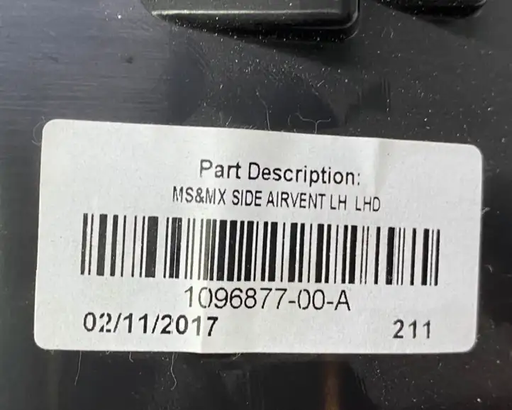 Tesla Model X (2015 - 2021) 104277211C Воздушная решетка панели — фото 7