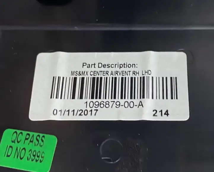 Tesla Model X (2015 - 2021) 104277411C Декоративная планка — фото 6
