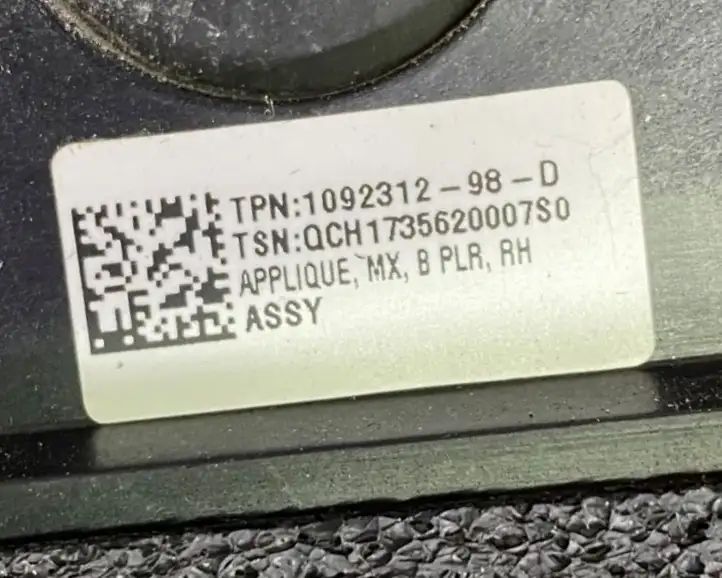 Tesla Model X (2015 - 2021) 109231298D Накладка стекла передней двери — фото 7