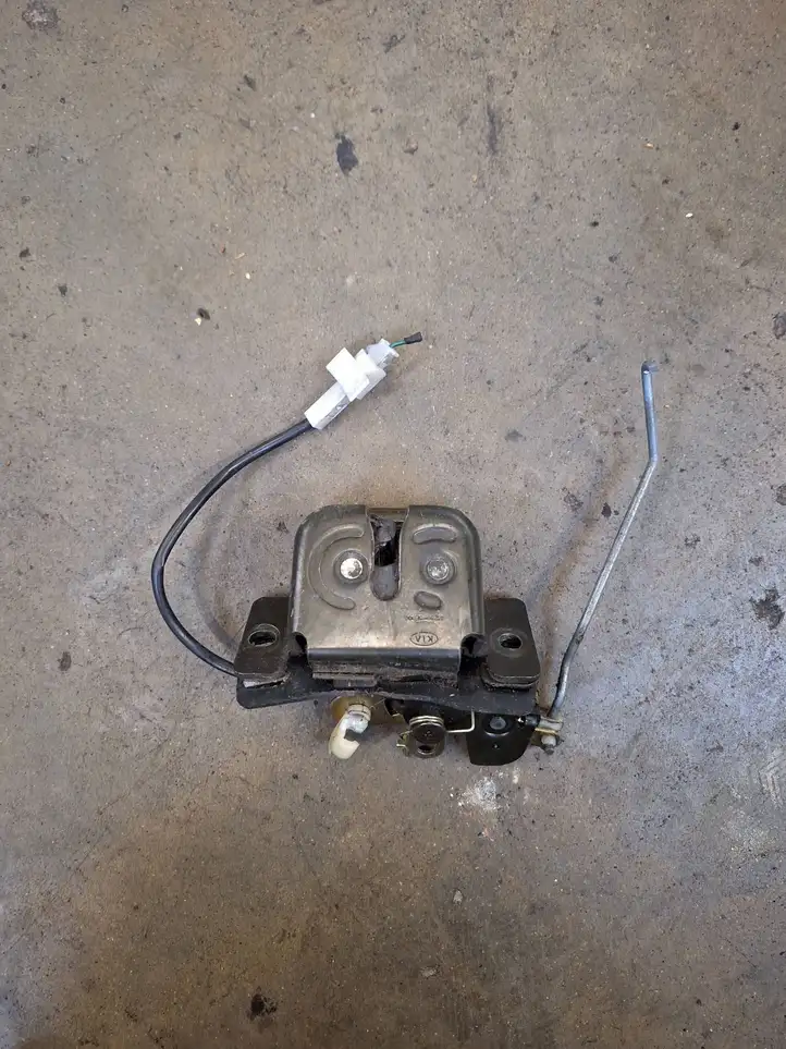 Kia Sorento (2002 - 2006)   Замок багажника